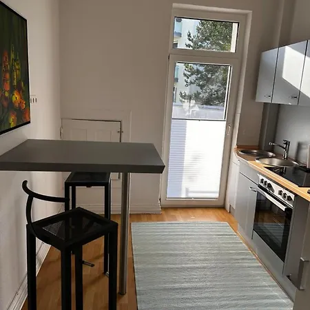 Grosszuegige 3-zimmer Altbauwohnung Apartment